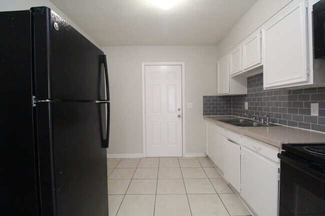 Photo - North Pensacola Duplex Near UWF & I-10 – Ready for Immediate Move-In Unit F2