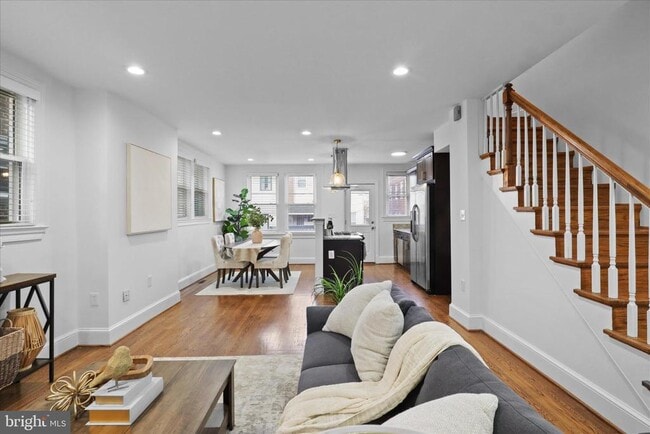 Photo - 521 Quintana Pl NW