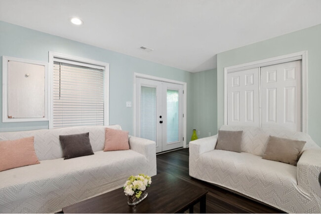 Photo - 405 Westminster Ln