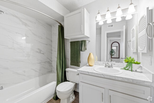 2BR, 1BA - 814SF - Bathroom