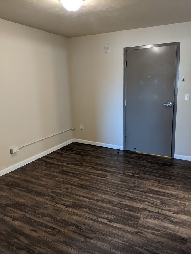 Photo - 1-Bedroom, 1-Bath Upstairs Apartment In Do...