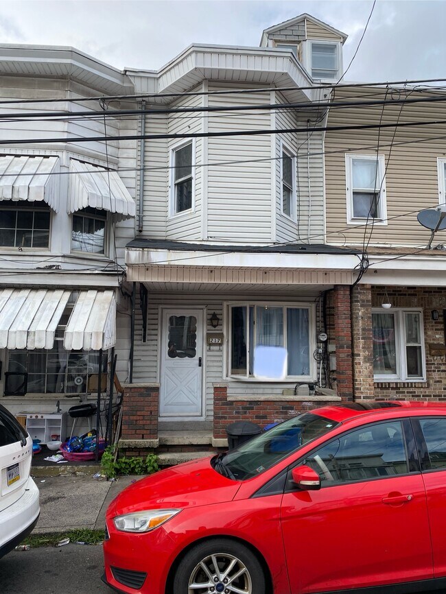 Building Photo - 217 E Mahanoy St Rental