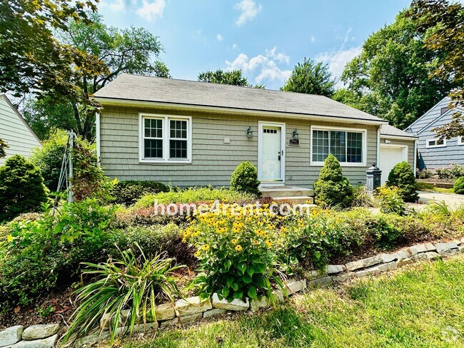 Building Photo - Super Cute Ranch-Style Home with a Fenced ...