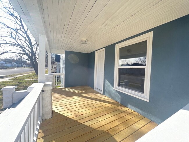 Photo - 209 W College St
