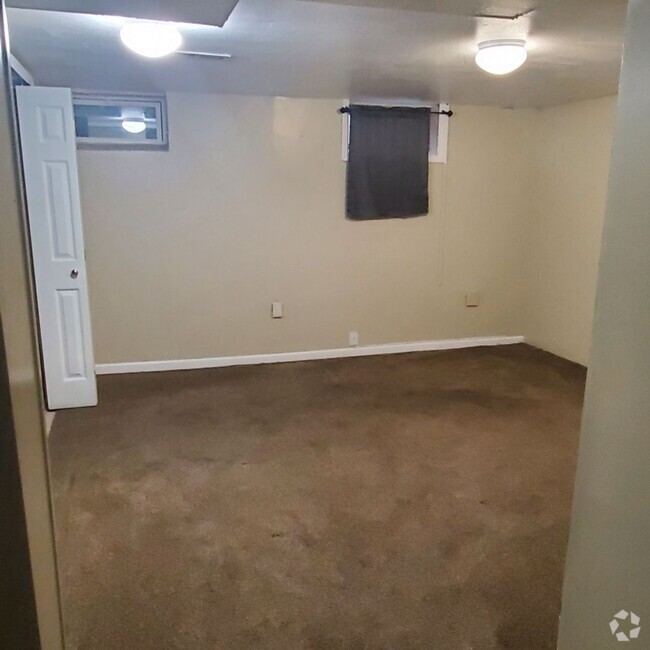 Building Photo - 2/3 Bed Room 1 ½ Townhouse for rent.