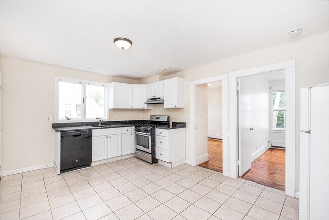 Building Photo - 14 Kilby St Unit 2R Rental