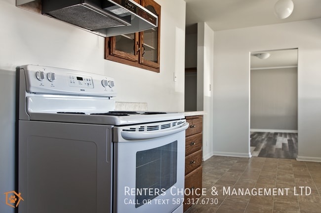 Photo - Dog Friendly Main Floor Suite with Fenced Yard & Driveway Parking