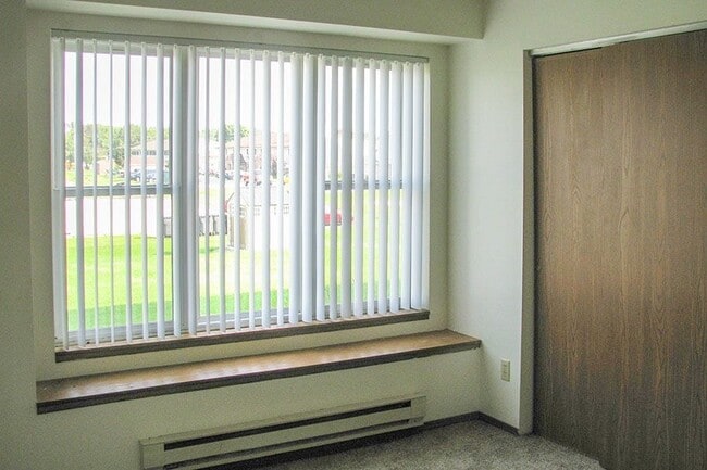 Photo - RANDOM LAKE APTS