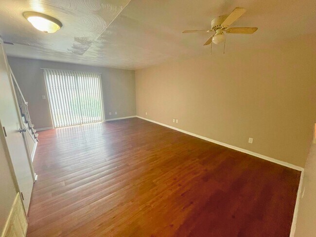 Building Photo - 2 Bedroom Townhome Unit 17