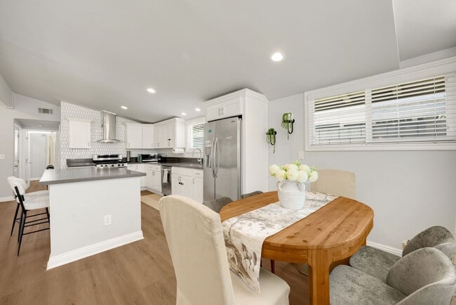 1048 N Hermosa Dr