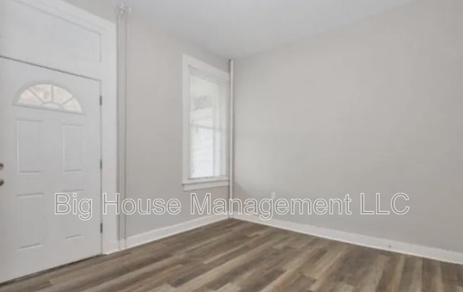 Building Photo - 3407 Elgin Ave