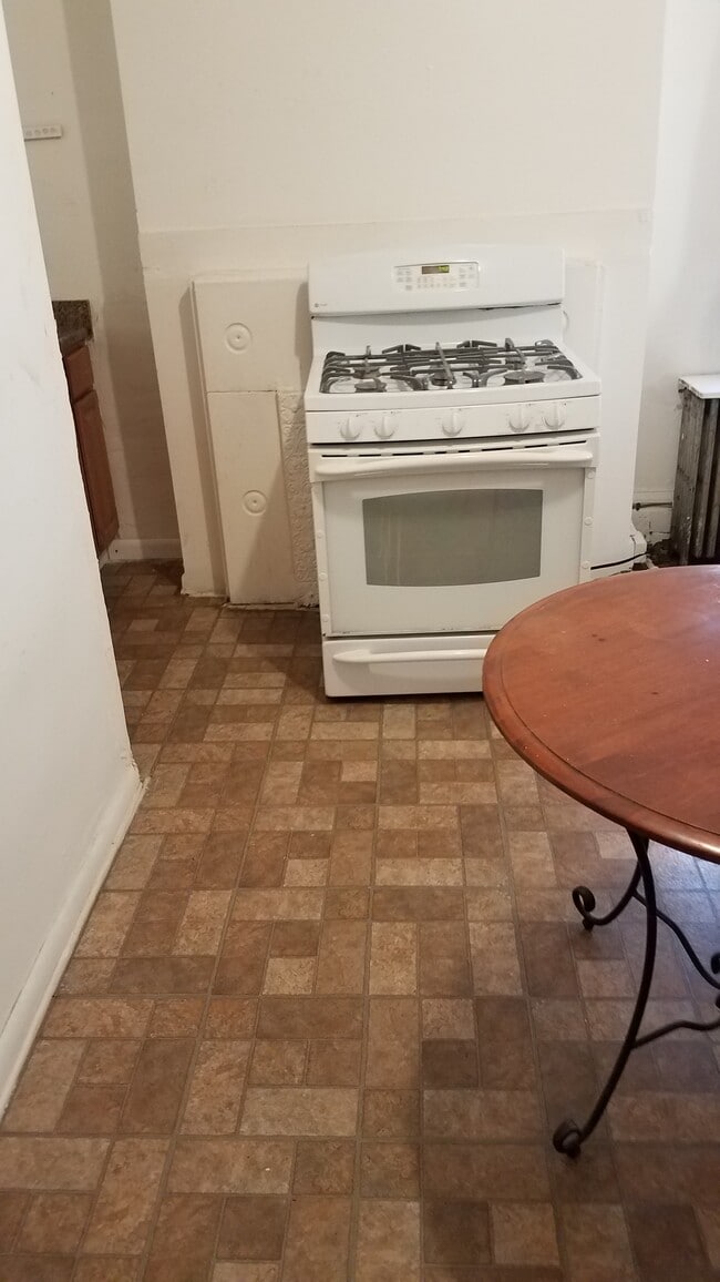 kitchen - 368 Atwood St Unit 3