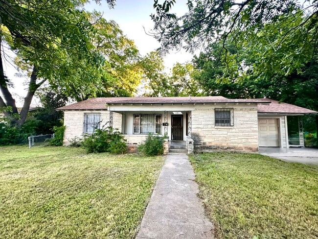 Building Photo - 3 bed/2bath with W/D connections and 2 garages