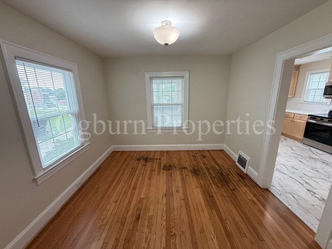 Photo - 2081 Queen St