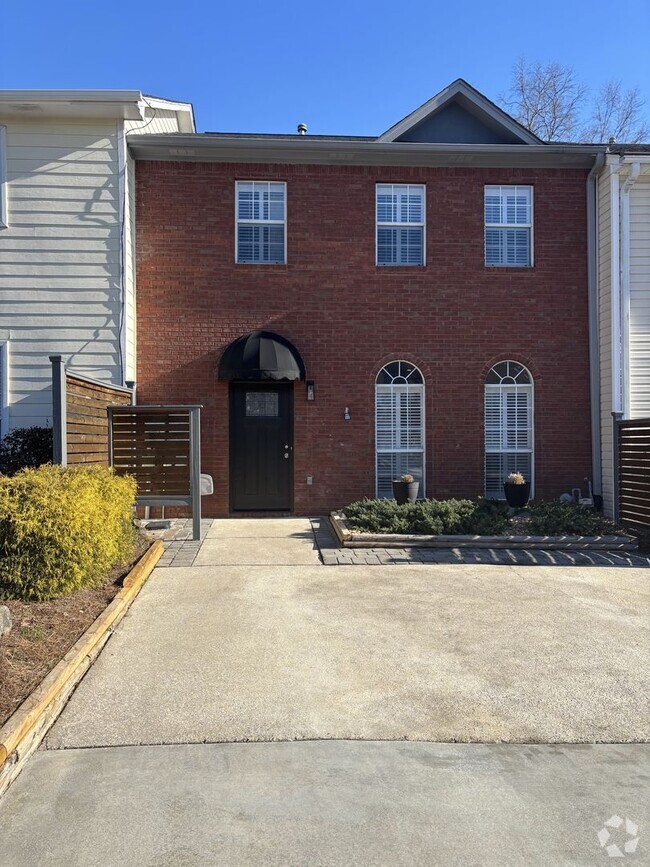 Building Photo - Fully Renovated 2 bed 2.5 bath Townhome in...