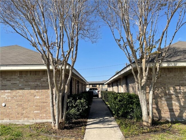 Building Photo - 13 Dora Jeanne Dr Unit D