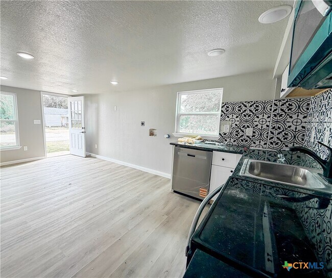 Photo - 1404 W Ave E