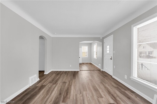 Photo - 876 E 209th St