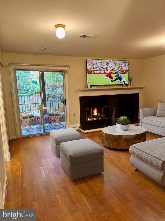 Photo - 725 Twin Holly Ln