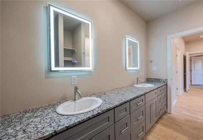 Building Photo - 819 Vly Oaks Ln