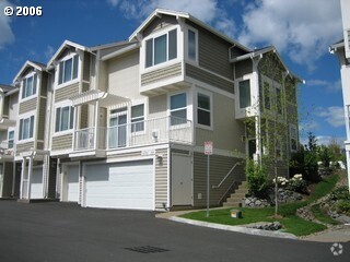 Building Photo - 3br/2.5ba Townhome with 2-car garage and b...