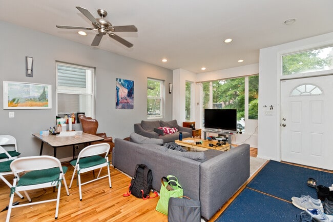 Photo - 2439 W Homer St Unit 1