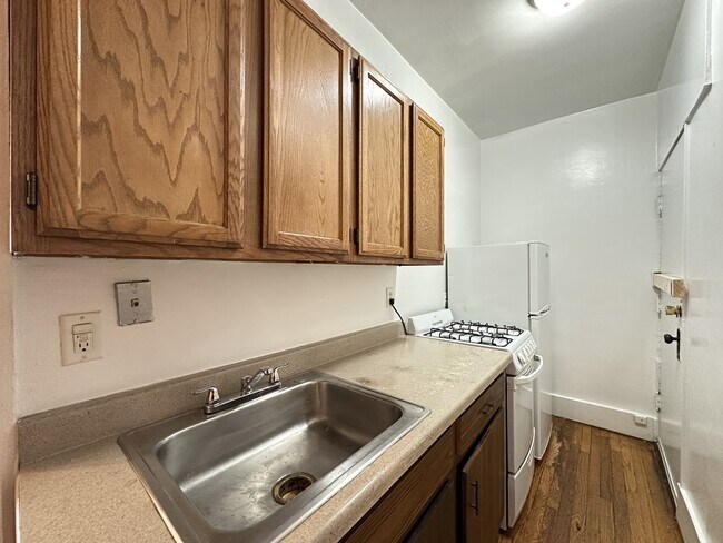 Photo - 934 W Cornelia Ave Unit J04W