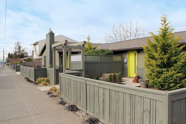 Photo - 7325-7327 NE Halsey St