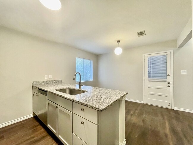 Photo - 1108 Hazelton St
