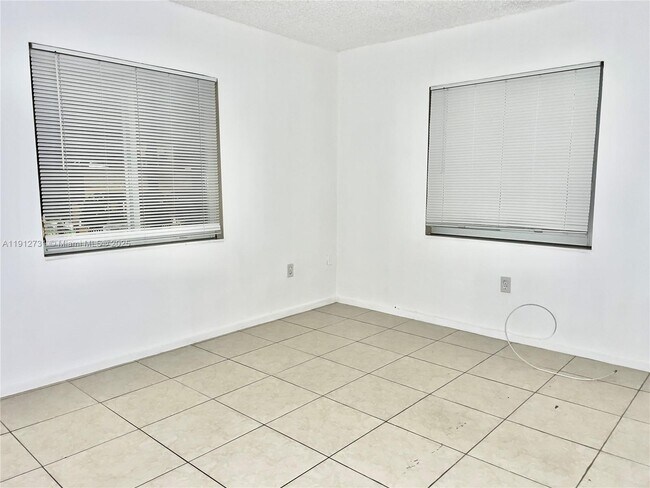 Photo - 637 SW 10th Ave Unit 3