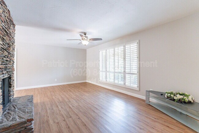 Photo - 110 W Seldon Ln
