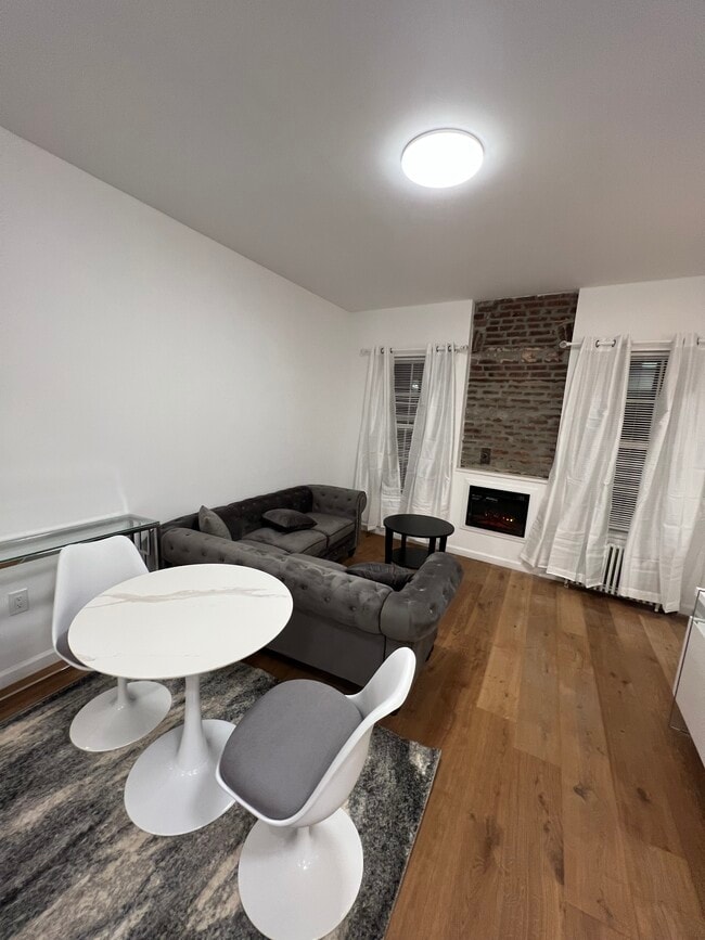 239 W 12th St