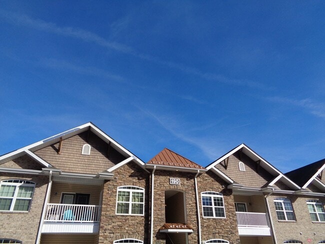 Building Photo - reinb190 Unit 202