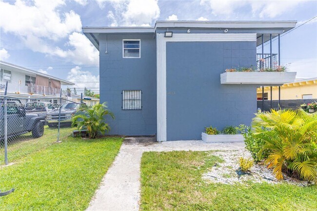 Building Photo - 1445 NW 2nd Ave Unit 3