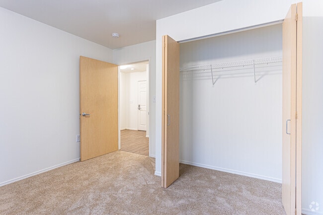 Estilo de dormitorio 1 - Vista de la ventana - Esperanza - 55+ Affordable Senior Housing