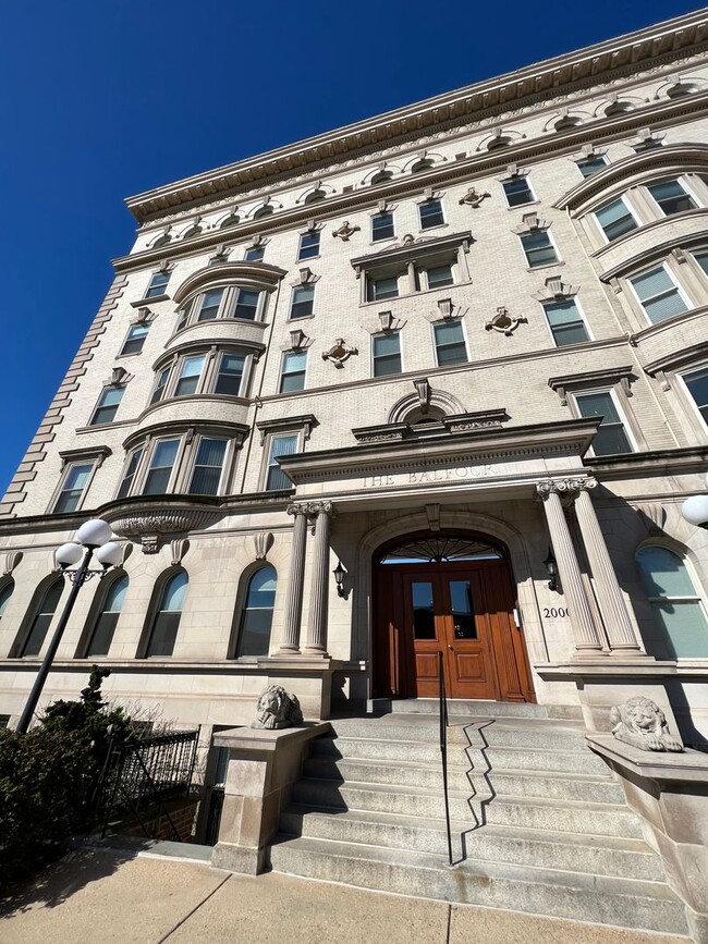Amazing Building, More Amazing Location - Amazing Building, More Amazing Location House