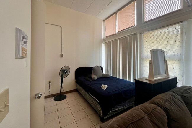 Photo - 460 Charles St