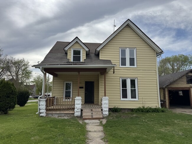 Fully remodeled 3 bed 1 bath $1400 includi... - Fully remodeled 3 bed 1 bath $1400 includi... House