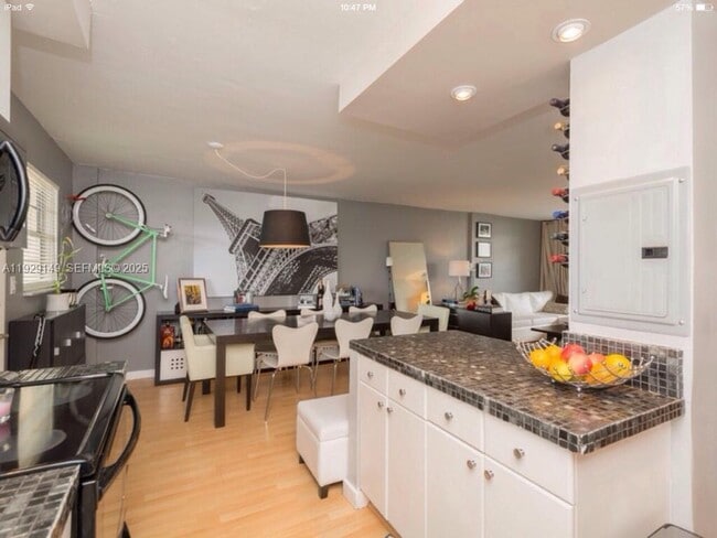 Photo - 947 Lenox Ave. Unidad 404