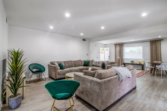 Photo - 3232 Lewis Ave Apartments