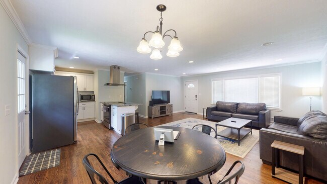 Photo - 925 Avocado St