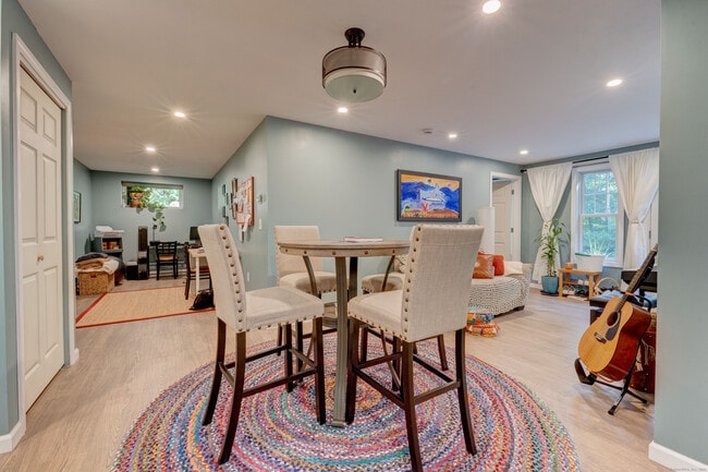 Área de comedor - 404 Bassetts Bridge Rd Unidad Guest Bedroom