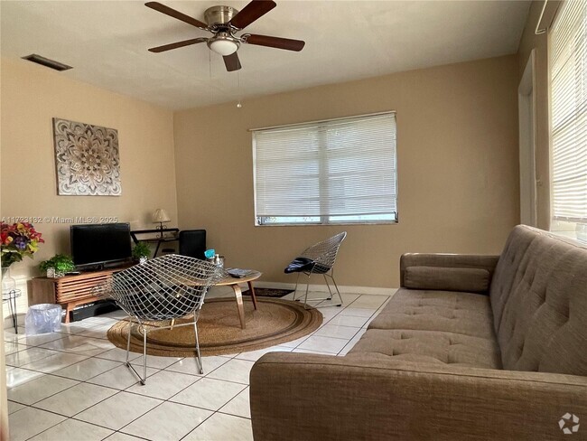 Building Photo - 10839 NE 2nd Pl Unit 10839 Rental