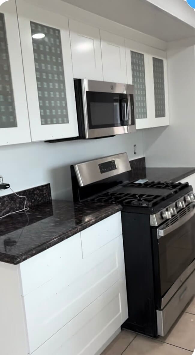 Cocina con gama de productos - 2187 Trafalgar Ave