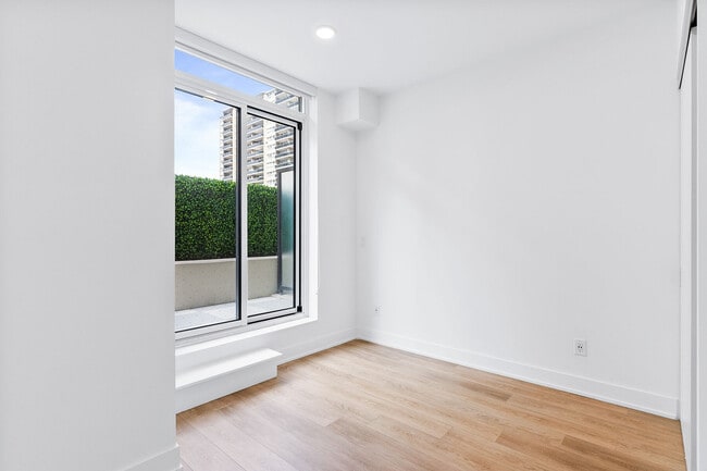 Photo - 200 Redpath Ave