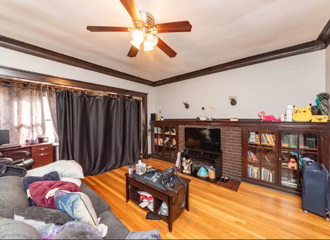 Building Photo - 1310 W Montrose Ave Unit #  01