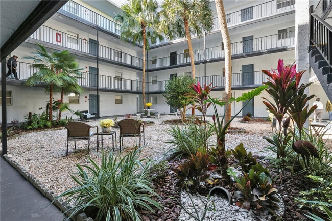 Building Photo - 2800 Somerset Dr Unit 418j