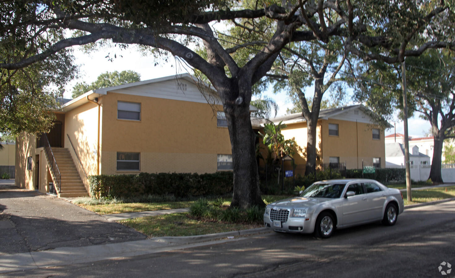 Photo - Royal Oaks Apartments