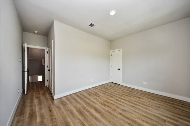 Building Photo - 2189 Mansfield St Rental