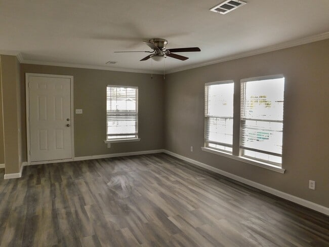 Building Photo - 154 Varsity Dr Unit 154 Varsity Rm B
